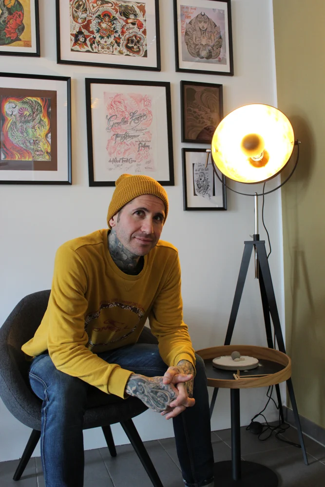 Tom HoH in seinem Studio Golden Dagger Tattoo